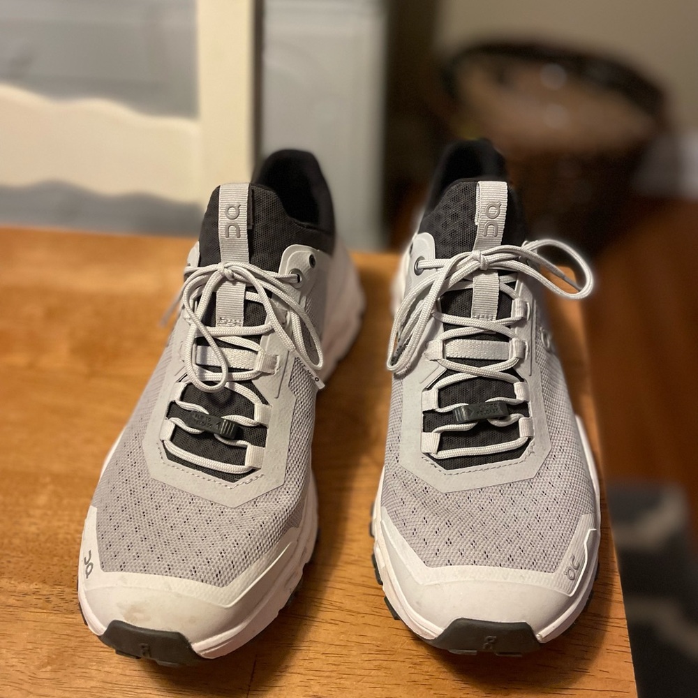 On cloud womens size 8.5